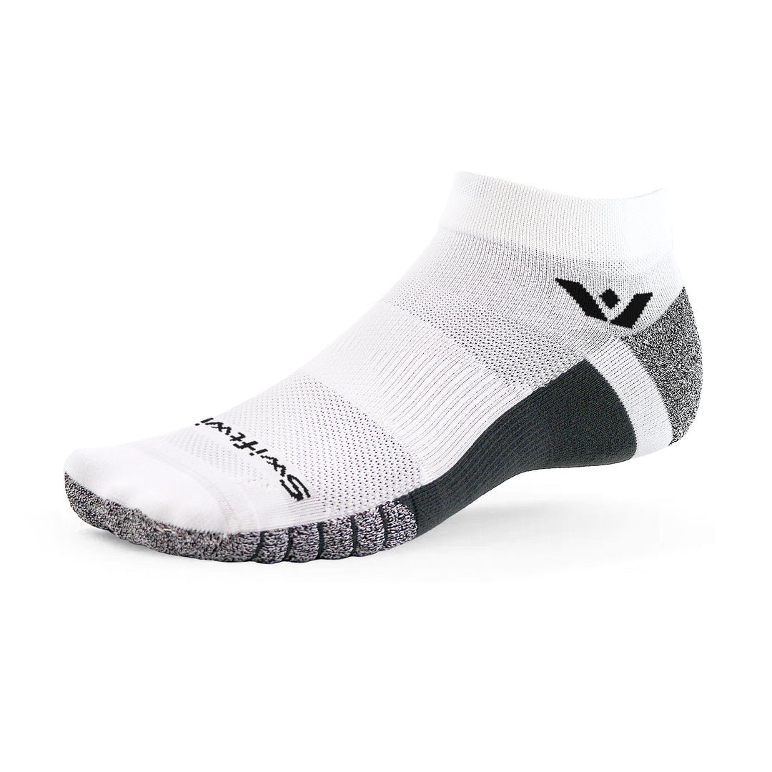 Swiftwick Flite XT One hvítir ökkla hlaupasokkar með gripþráðum