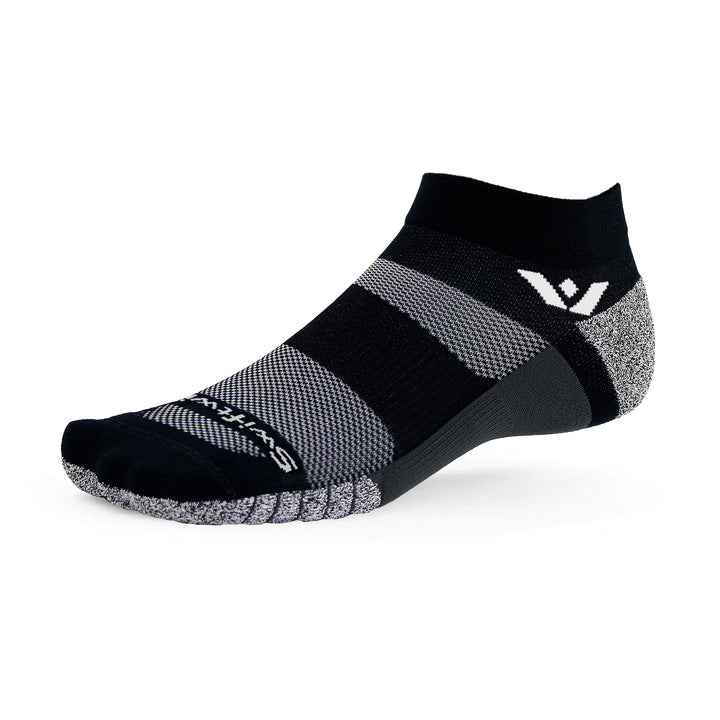 Swiftwick Flite XT One svartir ökkla hlaupasokkar með gripþráðum