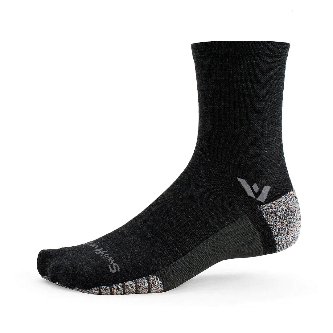 Swiftwick Flite XT Five Merinóullar hlaupasokkar dökkgráir og röndóttir crew